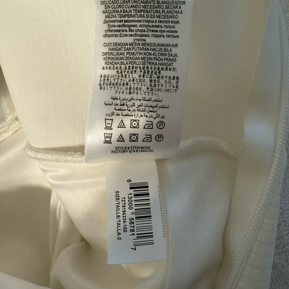 BCBGeneration sleeveless romper size 2 white w black trim Cutout on one side - Picture 7 of 9